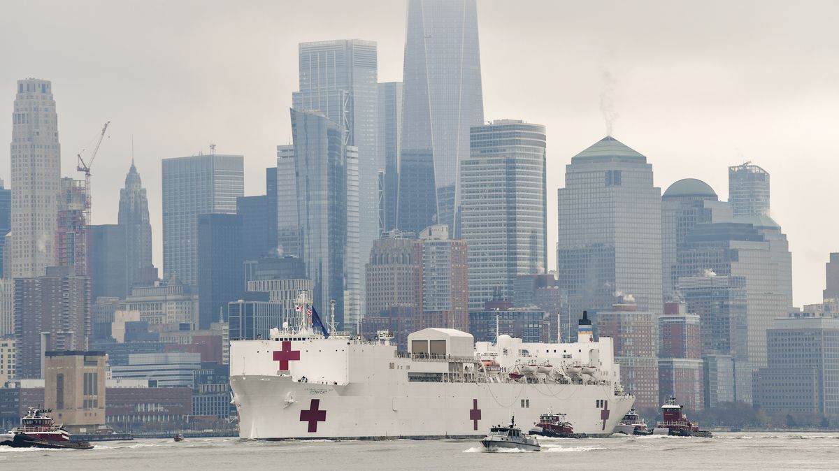 Největší plovoucí nemocnice má pomoci New Yorku zvládnout epidemii